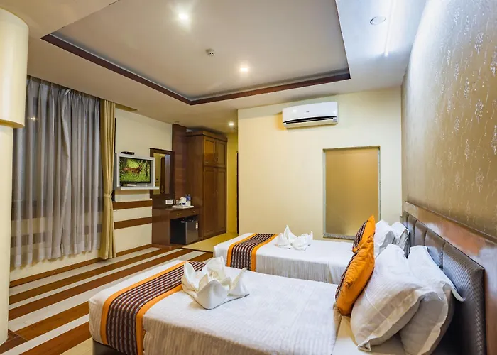 Yellow Pagoda 4*
